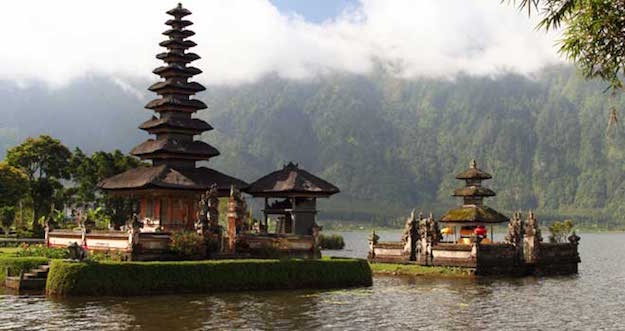 Our Southeast Asia tours are full of temples such as Pura Ulun Danu temple 