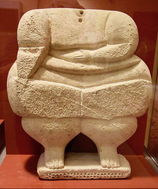 Hagah Qim Statue