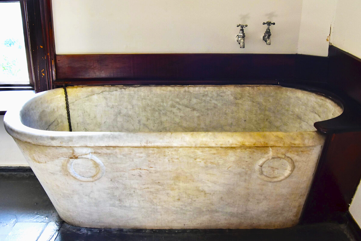 Bathtub like a Sarcophagus
