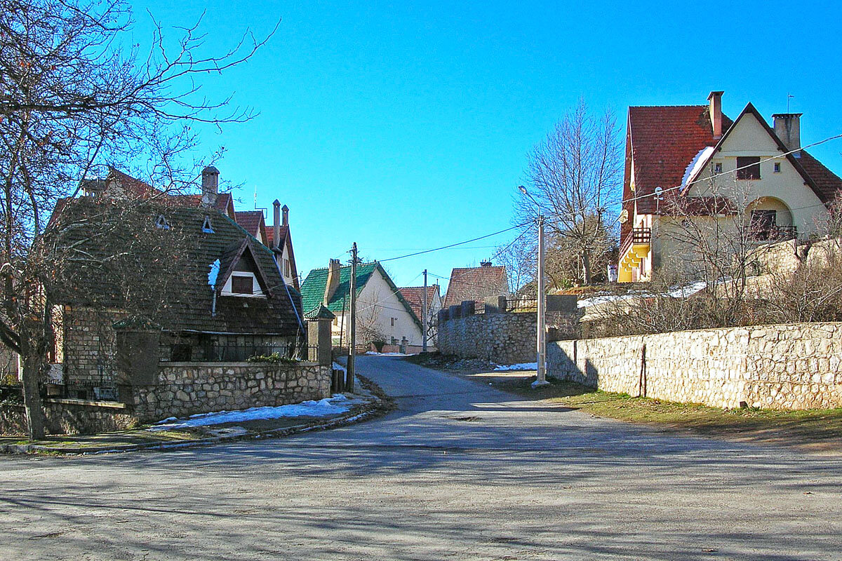 Ifrane by Bernard Gagnon