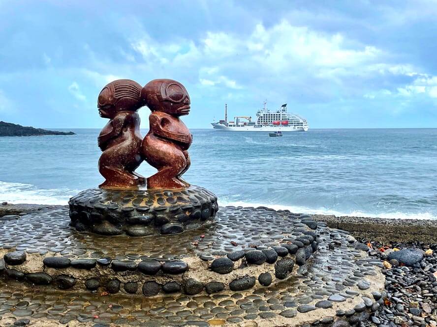 Aranui 5 in Omoa Bay