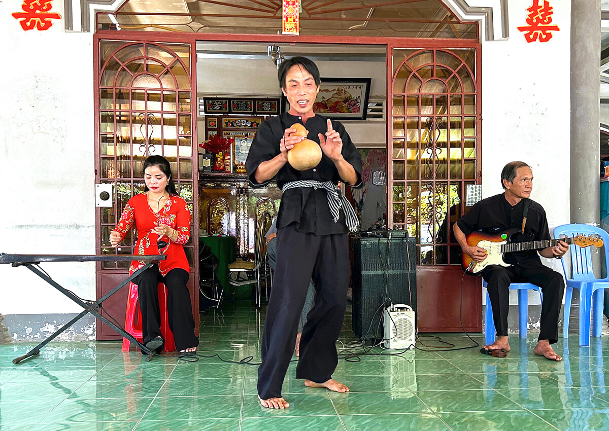 Mekong Entertainer as a Drunk Husband