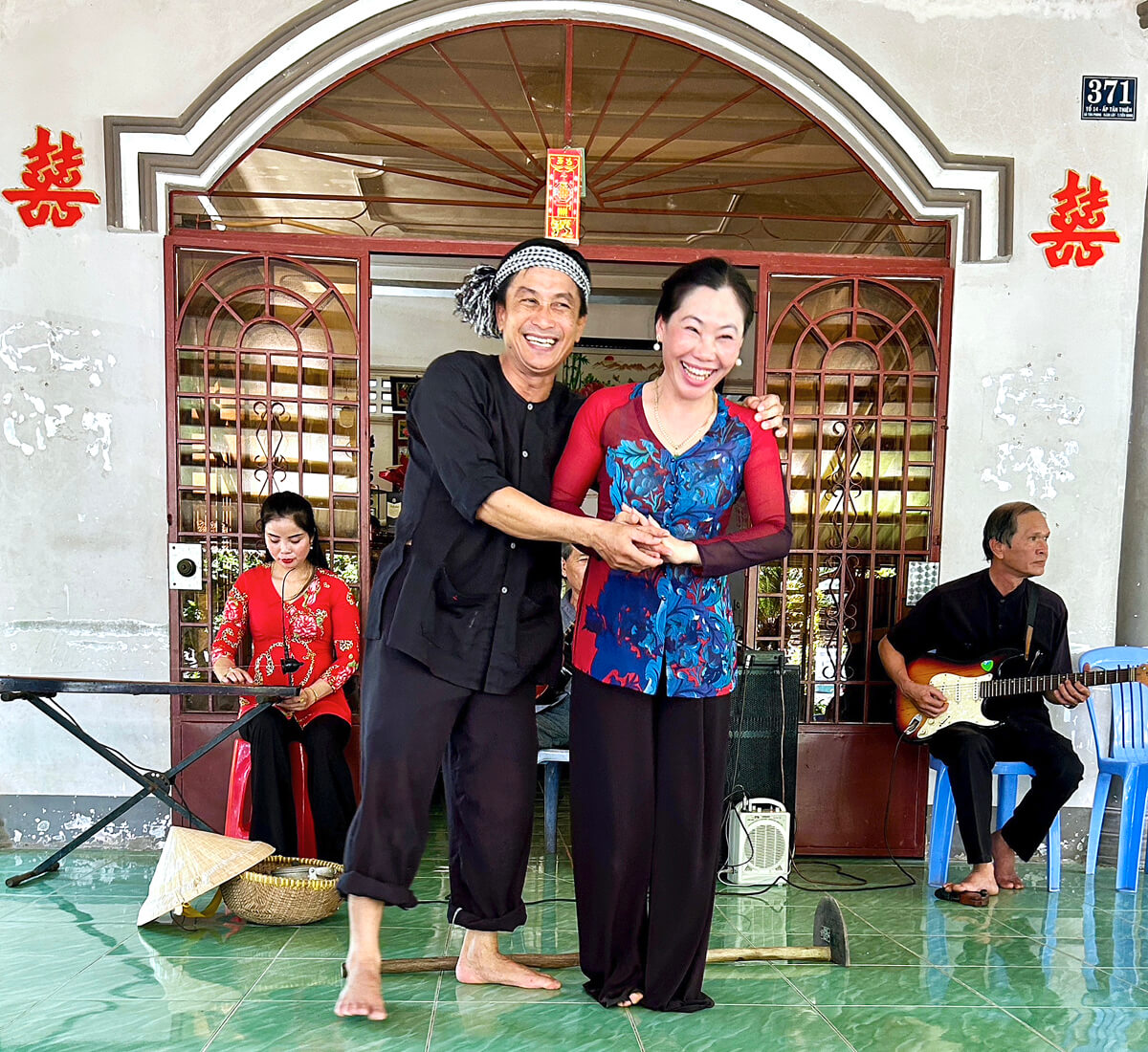 Mekong Entertainers – The Happy Couple