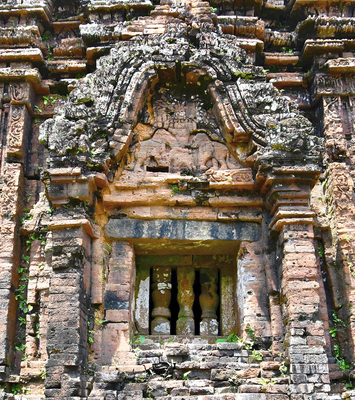 Elephant Tympanum, Temple B5