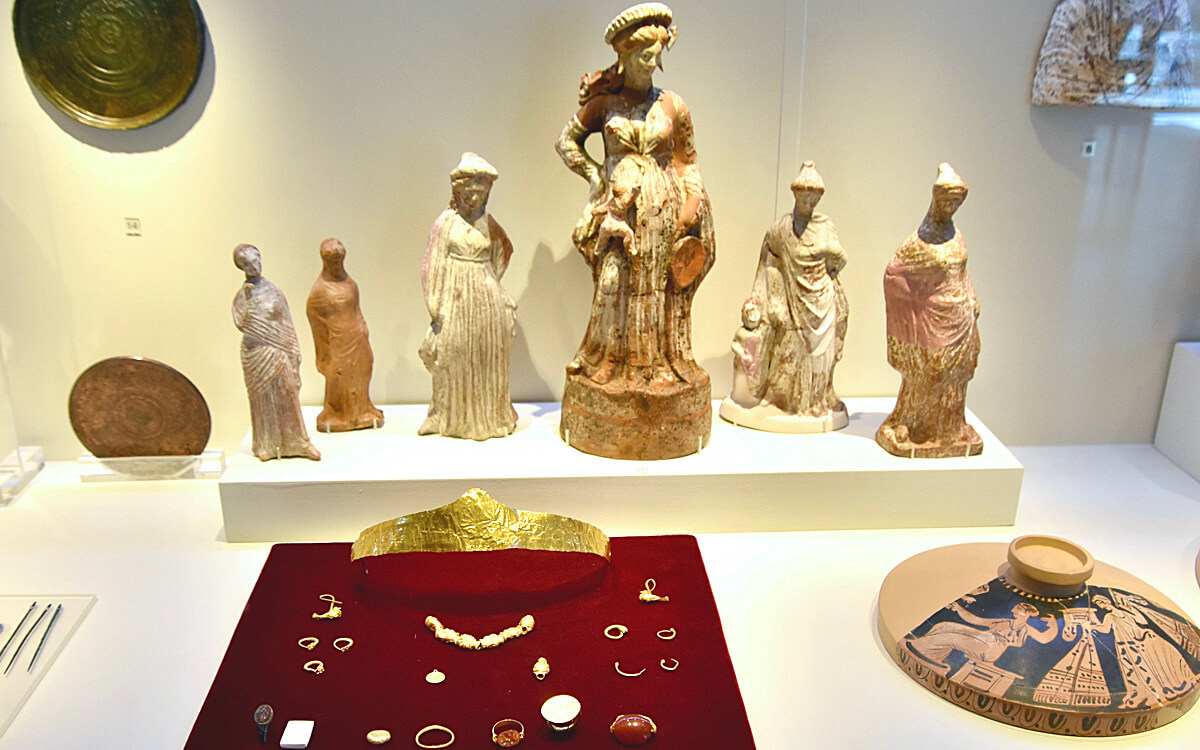 Female Figures and Jewellry
