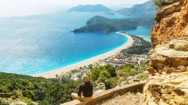Hiking above Fethiye and Ölüdeniz Beach | Location: Fethiye, Turkey