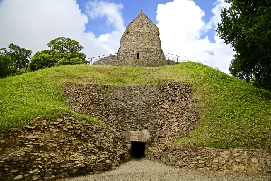 Entrance to La Hougue Bie, a neolithic site on the island of Jersey | Location: Jersey Island, United Kingdom